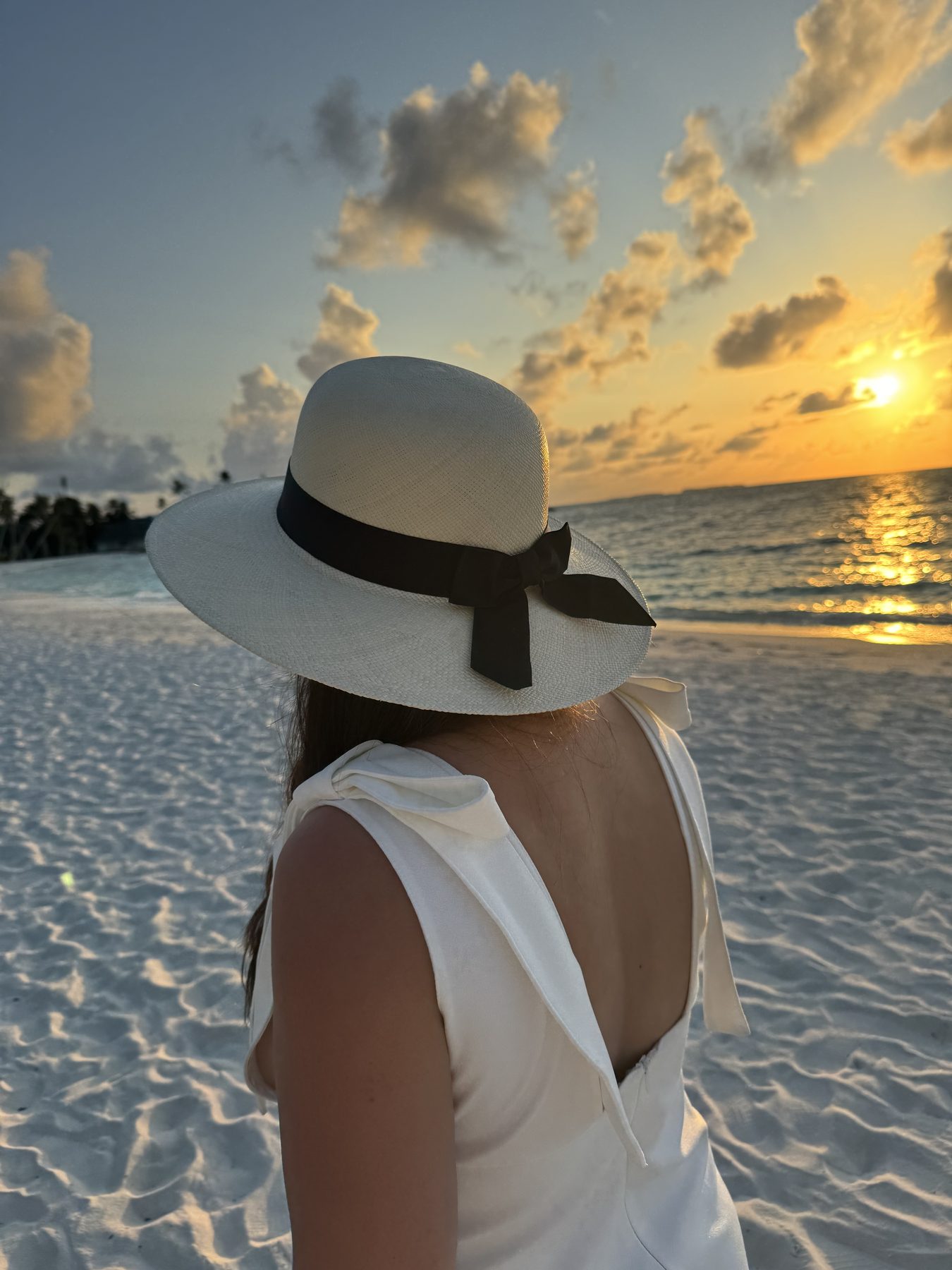 Panamahut bei Sonnenuntergang am Strand der Malediven